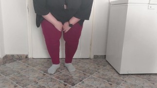 La porte est coincée. Désespoir pipi extrême 