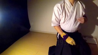 Se masturber en uniforme Kyudo (japonais de tir à l’arc) et gant / éjaculation sur tabi