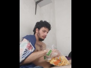 Menino Comendo Um Pacotao De Salgadinho. Fetish Em Comida