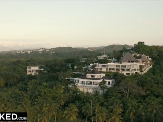 Milf Hot Blackhed Ava séduit un étranger à l'hôtel