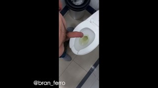 Empurrando meu pau no banheiro do shopping, eu quase gozo lá | Bran Ferro