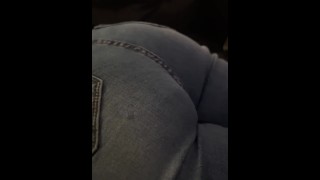 Big Butt Shemale en jeans secouant