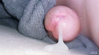 Close up Scopata secca sotto la coperta con una sborrata lenta