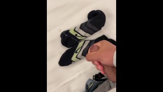 Junge spritzt auf seine Socken