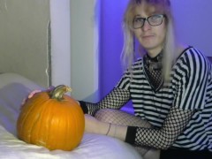 Video Transgender fucks and reviews several different gourds and squashes