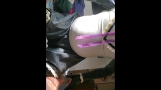 papa s’habille en femme de chambre pour les fils présents et fait une bonne pipe