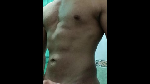 Latino-Hetero-Typ rasiert sich in der Dusche im Fitnessstudio