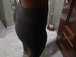 Me follo a la ama de casa por dinero cuando mi esposa no estaba