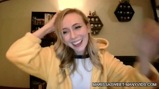 Marissa Sweet Full Cam Show, die Blondine beim Chatten aufnimmt und Füße zeigt