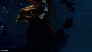 水中の瞬間:ゴシックムードの人魚...奇妙な美しさ