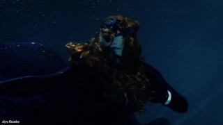momentos bajo el agua: sirena de humor gótico ... belleza extraña ...