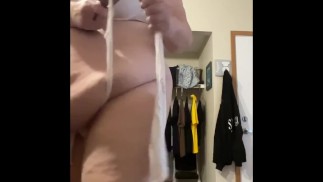 HAPPY HALLOWEEN Игра с ножом, зрелая милфа-толстушка с большими сиськами разрезает трусики