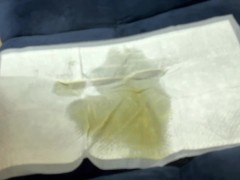 男の娘、大学生がソファーでおねしょ - Screenshot 15 of 16 - Peeing