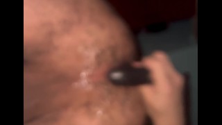 Homme poilu avec fun prostate Toy (Flou)