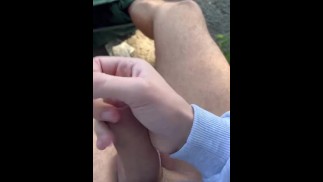 Публичный камшот перед незнакомой машиной