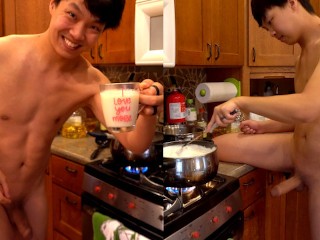 Cute Menino Chinês Acariciando o Pau Enquanto Cozinha Leite De Soja Para Você