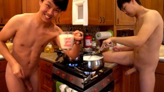 Cute chico chino acariciando polla mientras cocina leche de soja para ti