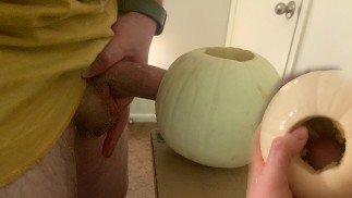PUMPKUSSY- Horny Guy baise une citrouille fantôme pour Halloween! 