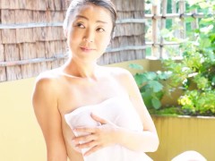 温泉で入浴中！身も心も解れて最高なの。今晩は寝かせないわよ - Screenshot 9 of 16 - Verticalvideo