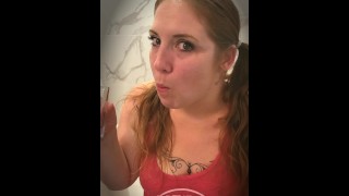 Femme amateur pisse putain se remplit et avale un verre de pisse plusieurs fois sans renverser