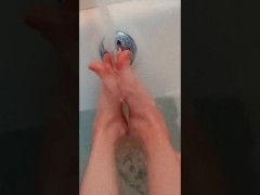 Cum on my feet - Screenshot 4 of 16 - Toes