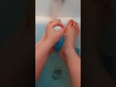 Cum on my feet - Screenshot 9 of 16 - Toes