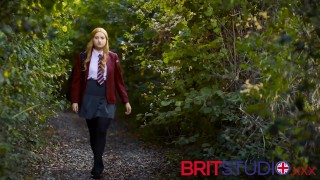 Британская 18-летняя школьница трахается со злым монстром-дилдо