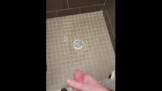 工作时淋浴时有强大的小便