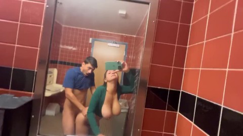 Hailey Rose recibe creampie en baño público de Whole Foods