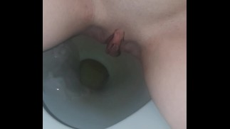 新鲜性交的红色肿胀的阴户中出和小便