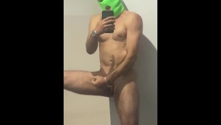 我发疯地照镜子。