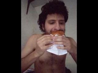 Guri Comendo Um Calzone De Frango Ganhando Peso