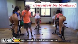 BANGBROS - Video di esercizi di Rose Monroe con sottotitoli in Italiano!