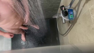 Chub pendurado pego masturbando em chuveiros públicos de spa!  StraightGuy1996