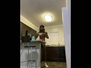 SOLO Amateur Sexy American Guy_Eating Breakfast NAKED (Green DreadHead)