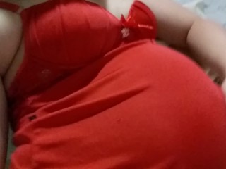 セクシーな赤いランジェリーの妊娠中のアマチュアの女の子素敵で曲線美の大きなお尻の太い足と太ももの妊娠