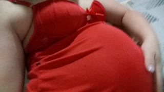 Zwanger amateur meisje in sexy rode lingerie mooie en ronde grote kont dikke benen en dijen zwangerschap
