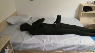 Zentai y máquina de ordeño, post orgasmo 