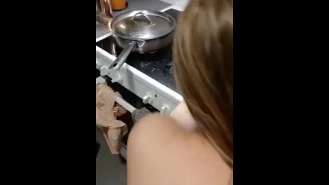 Трахаю свою шведскую соседку по комнате, пока она режет тофу