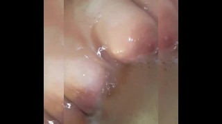 Brincando com meus peitos grandes no banho - vídeos completos em OnlyFans 