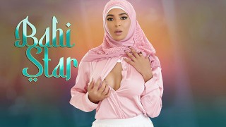 Hijab Hookup - Busty muslim Babe Babi Star é welcumed por seu novo colega de trabalho com foda hardcore