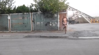 Pornsonick exhibicionismo en un polígono frente a los trabajadores