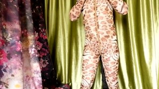 [EroNekoKun] - Cute chico en traje corporal de leopardo jugando con cola anal
