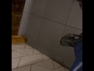 Branlette Dans Les Toilettes Publiques Dans Les Trackies Adidas Calsurf