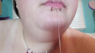 Babeo y escupir fetiche con piercings