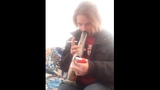 Bong schnell ziehen und rauchen & spielen mit Vibrator