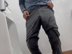 トイレの前でズボンが脱げずにお漏らし　public wetting pants