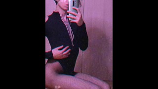 Femboy essaie d’être un modèle 