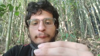 Da vicino sputando, giù nel bosco faccia a faccia