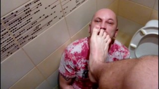 Continuación - MUY GUAPO JOVEN MACHO ALFA de 2 metros se folla una POLLA y un TAMAÑO 50 PIERNA EN EL BAÑO